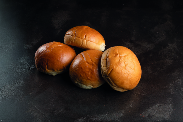 Vier Brioche Burger Buns von Smoke BBQ auf dunklem Stein