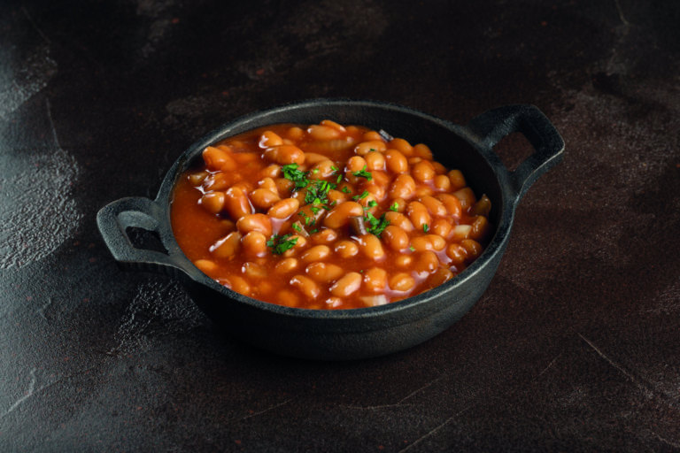 Smoked BBQ Beans von Smoke BBQ in der Gusseisenpfanne, mit frischen Kräutern garniert