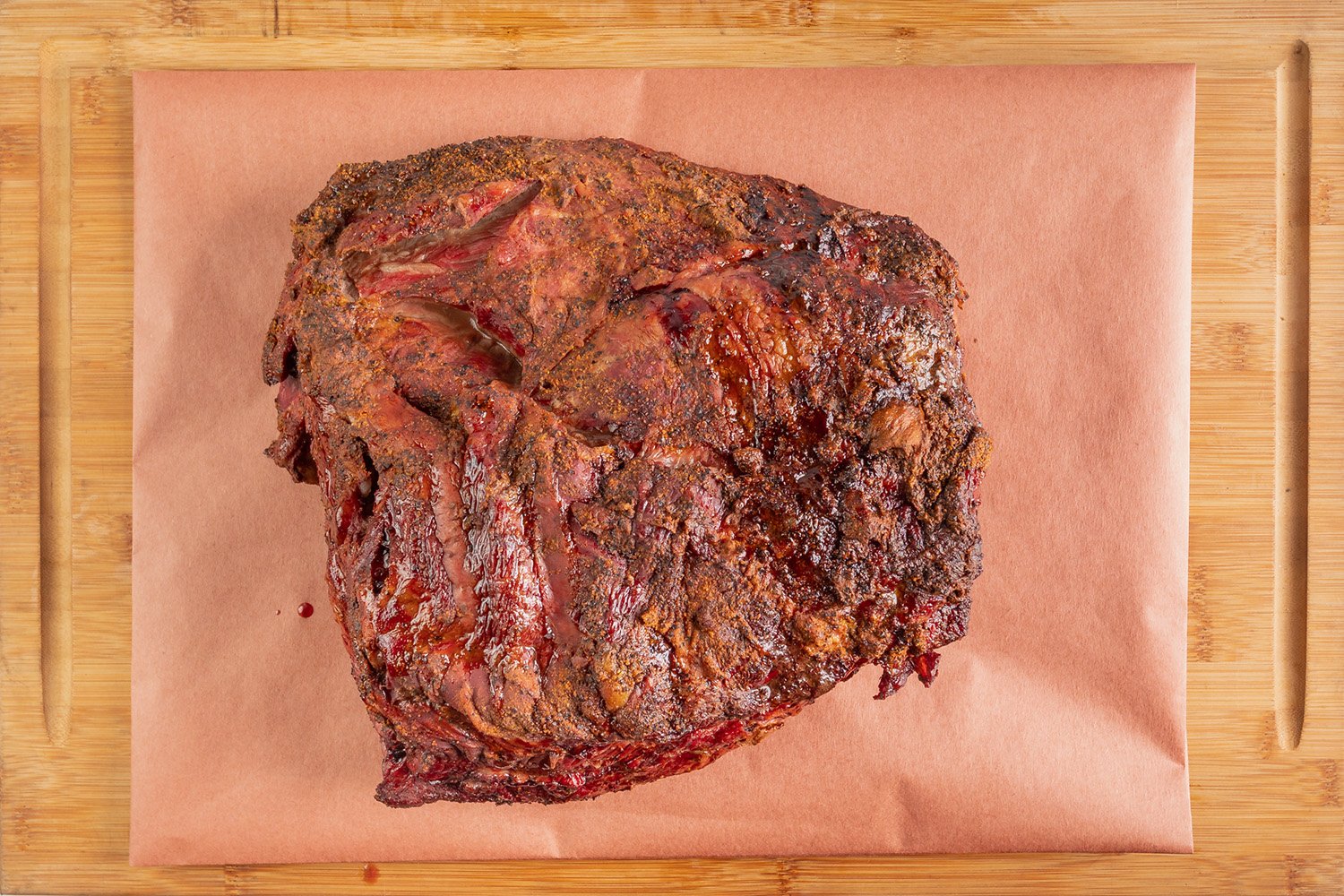 BBQ Pulled Beef vor dem Zupfen – ganzes geräuchertes Rindfleischstück auf Butcher Paper