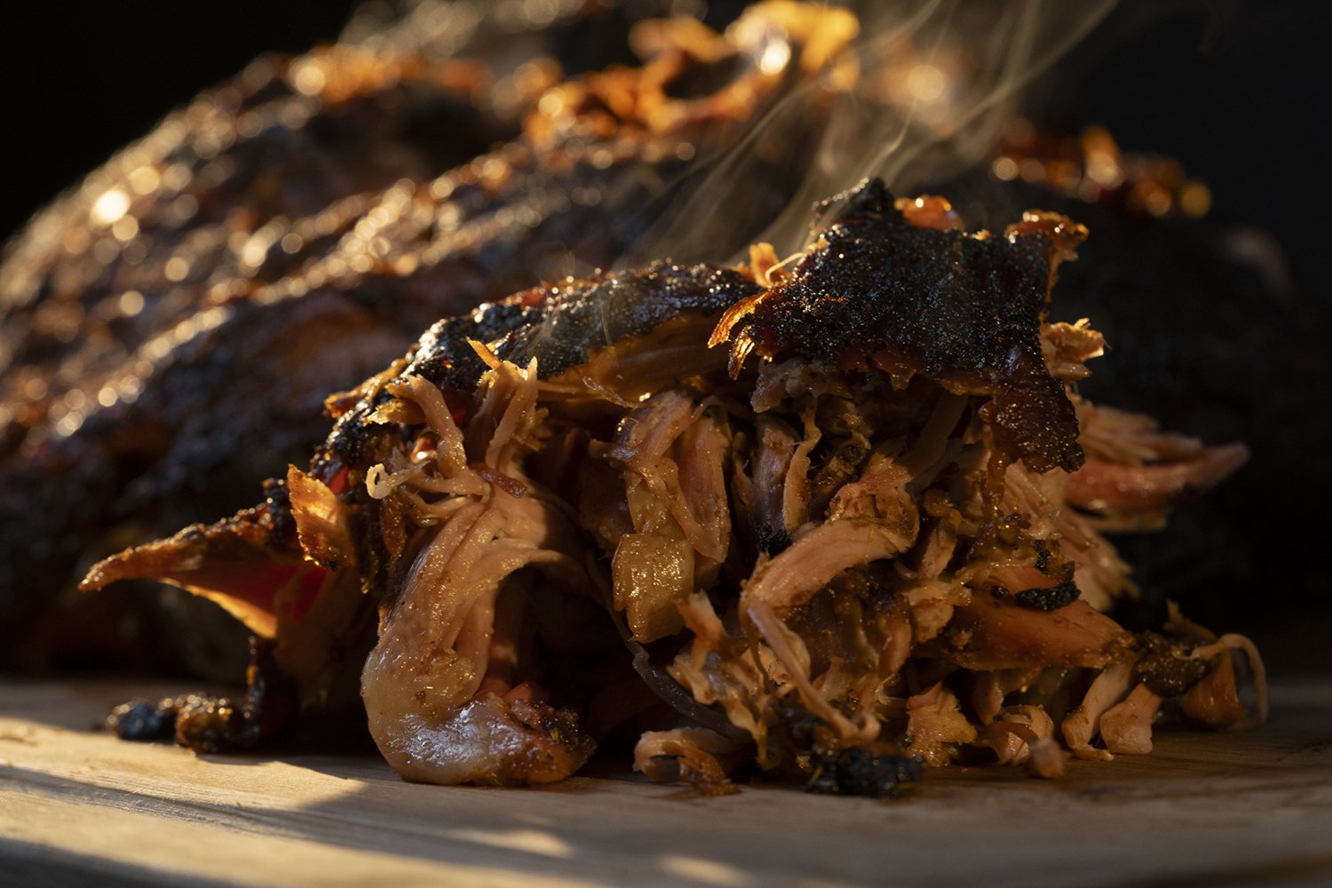 Nahaufnahme von saftigem Pulled Pork direkt vom Smoker