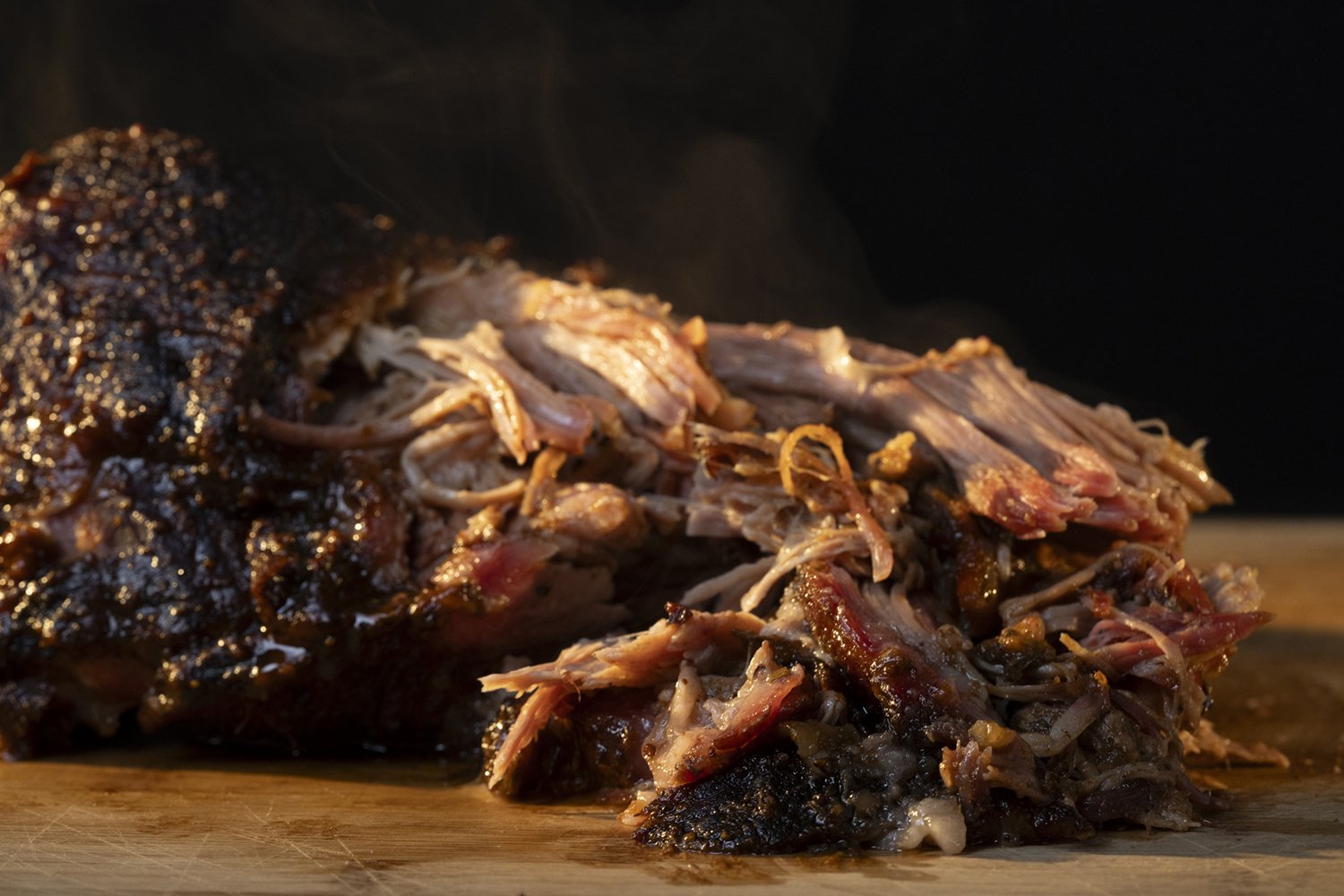 Pulled Pork frisch gezupft mit sichtbarem Rauch