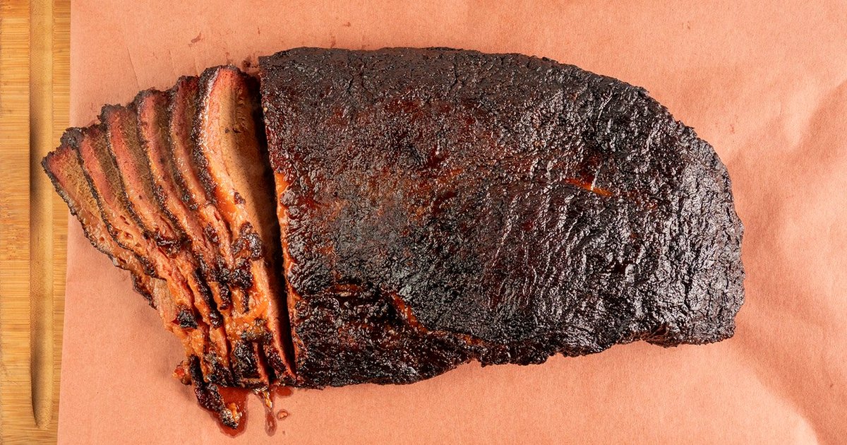 Angeschnittenes Texas Smoked Brisket mit dunkler Bark auf Butcher-Paper, von oben fotografiert