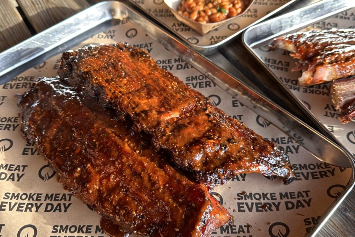 Zwei glasierte Baby Back Ribs auf einem Tablett mit Smoke-BBQ-Papier