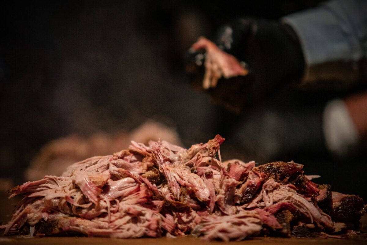 Frisch gezupftes Pulled Pork auf dem Brett