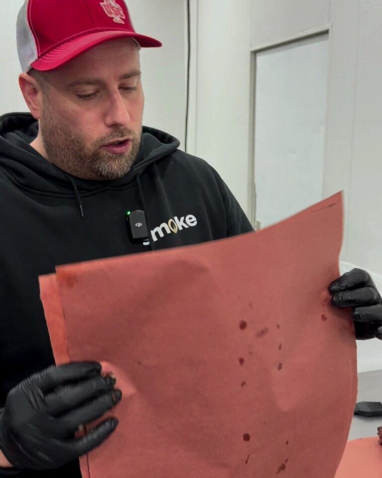 Philipp hält einen Bogen rosa Butcher Paper