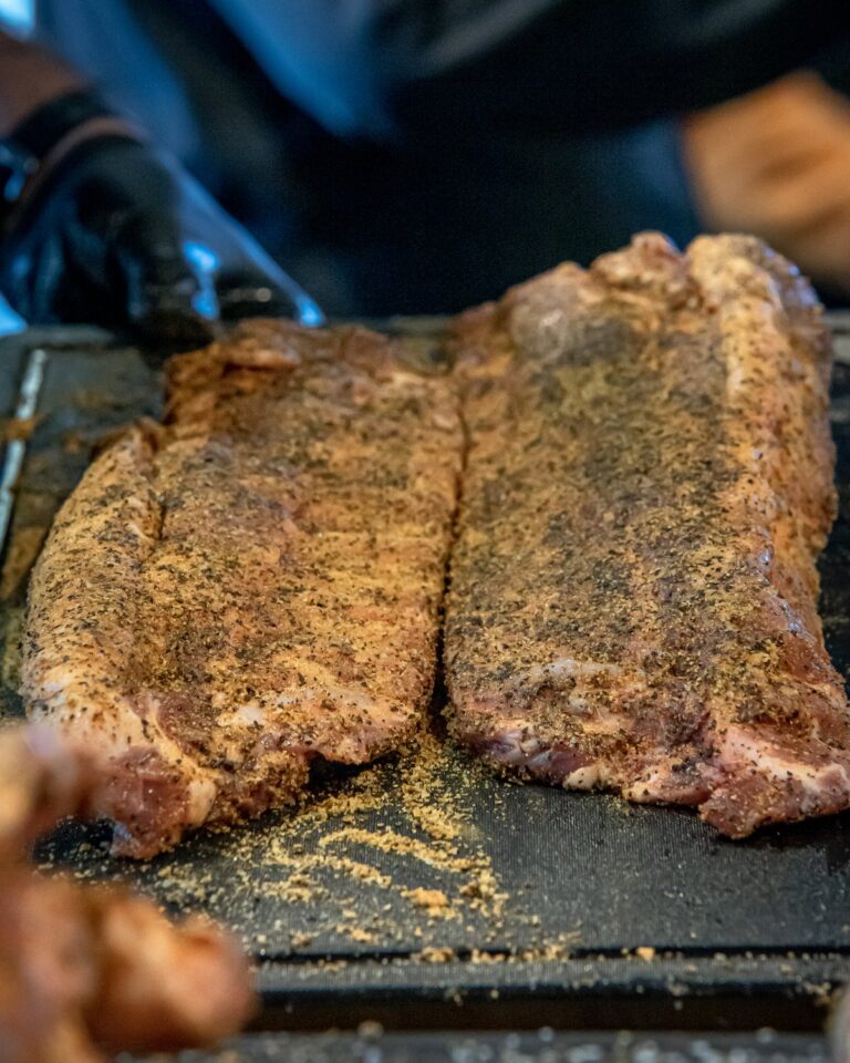 Zwei Ribs-Stränge mit Dry Rub auf dem Brett