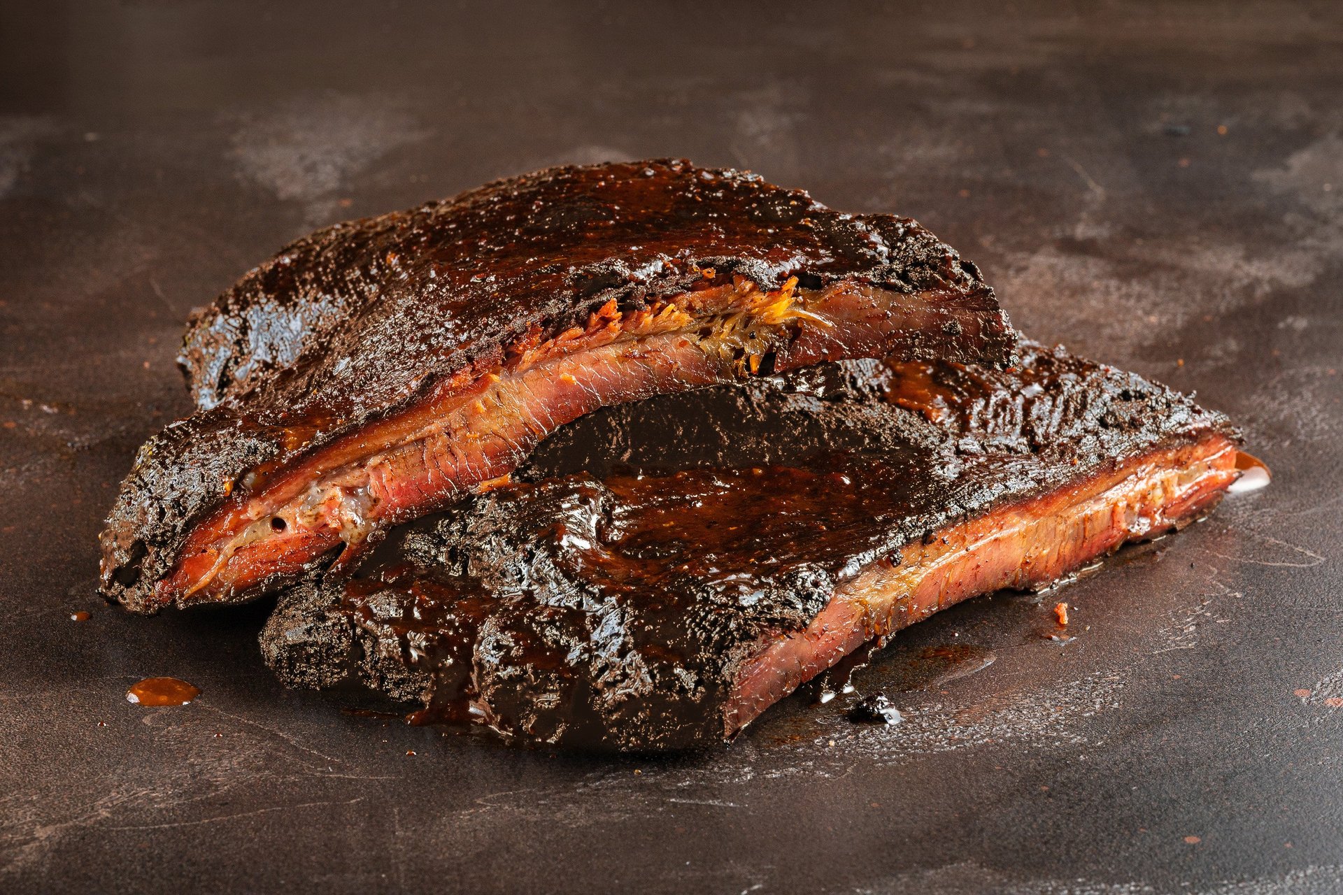 St. Louis Cut Ribs geräuchert, angeschnitten mit saftigem Fleisch und dunkler Bark